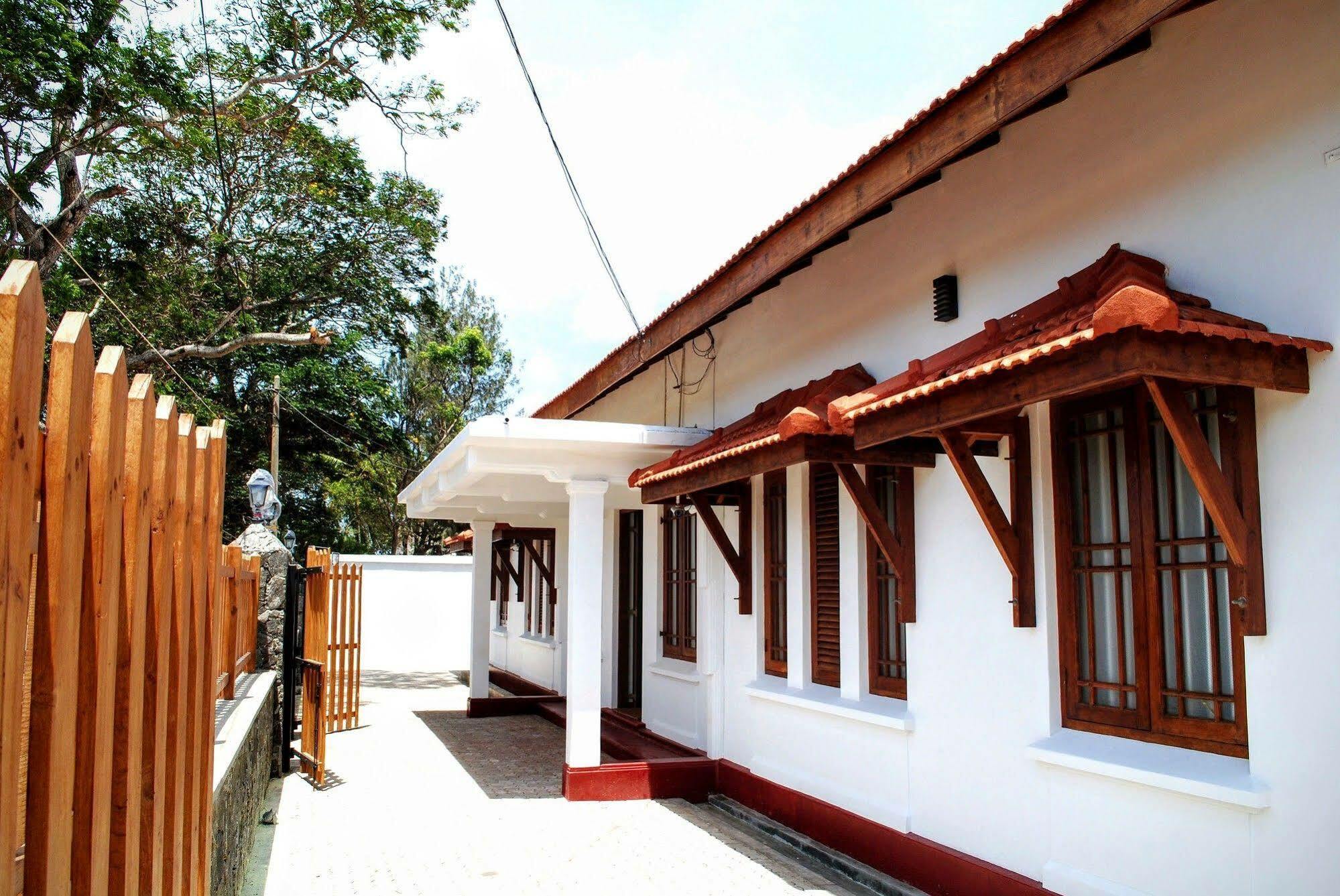 Miura Dutch Edge Hotel Negombo Esterno foto