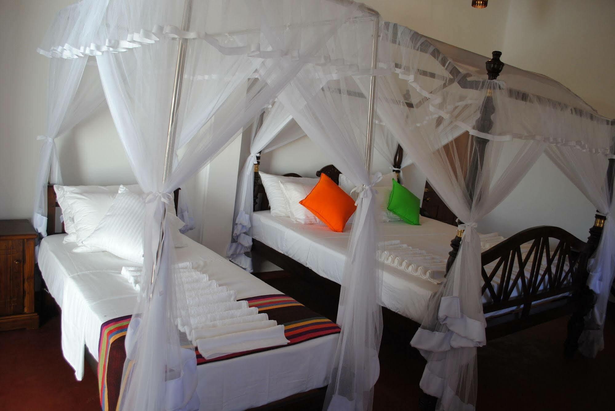 Miura Dutch Edge Hotel Negombo Esterno foto