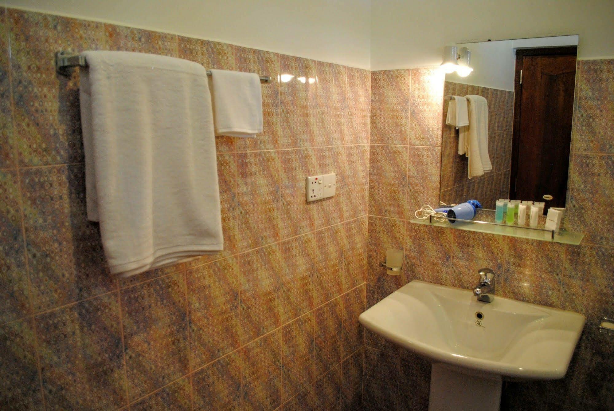 Miura Dutch Edge Hotel Negombo Esterno foto