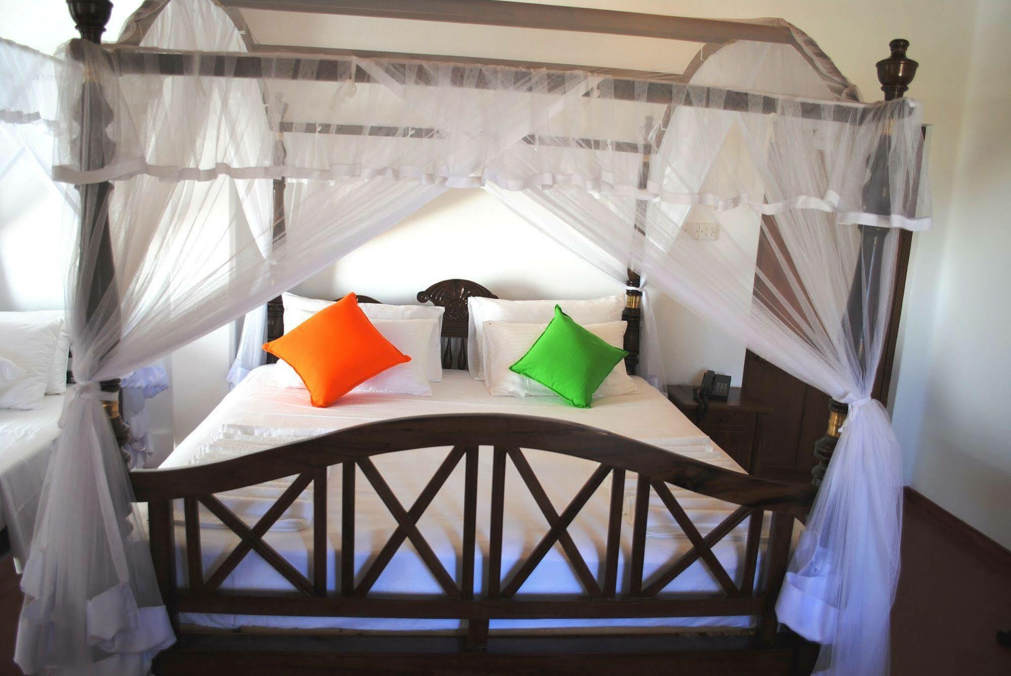 Miura Dutch Edge Hotel Negombo Esterno foto