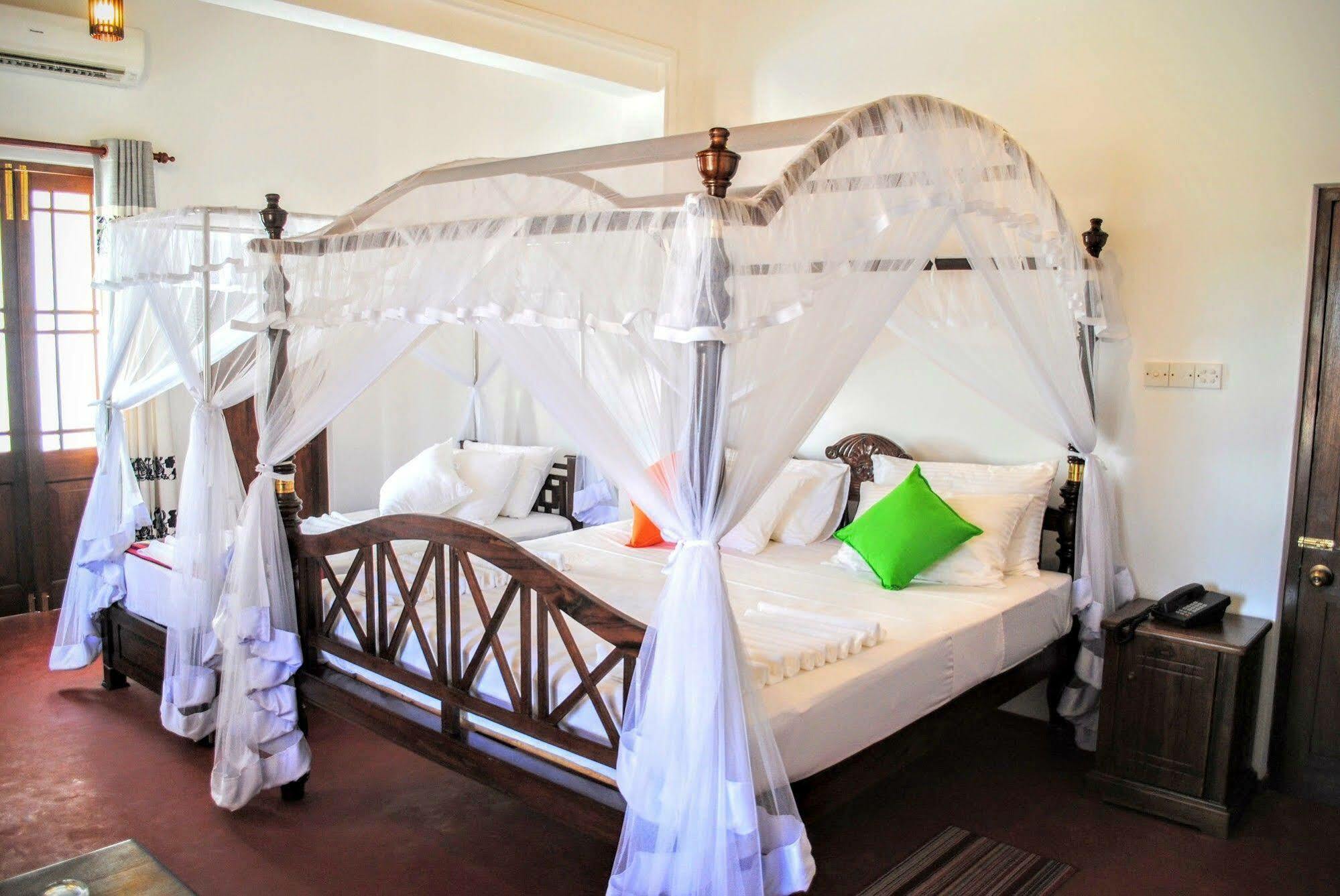 Miura Dutch Edge Hotel Negombo Esterno foto