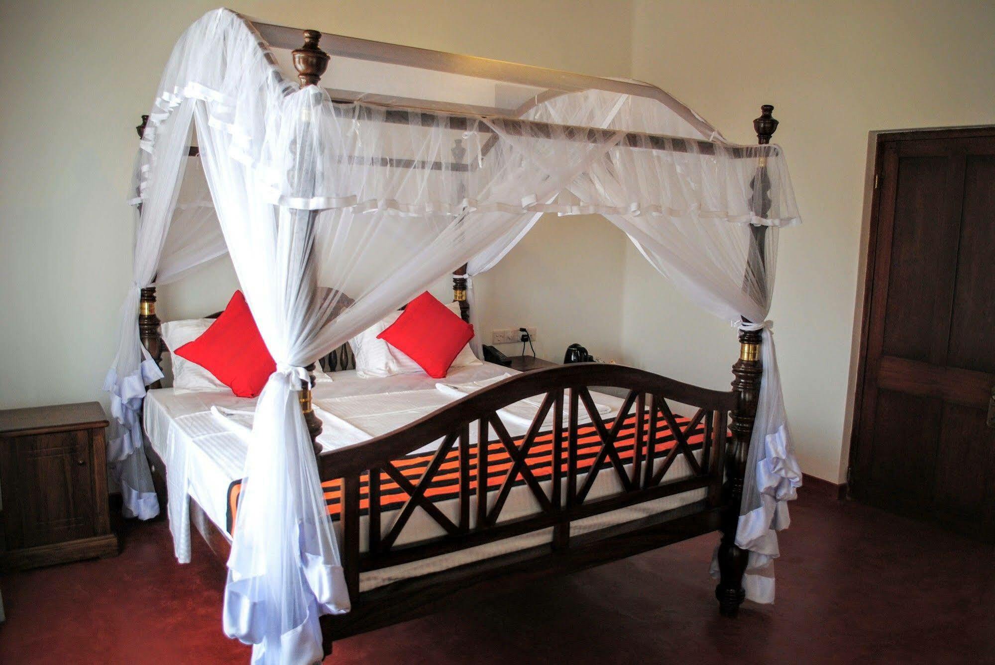 Miura Dutch Edge Hotel Negombo Esterno foto